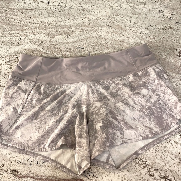 Lululemon grey/white marble run times II 4” shorts - Picture 3 of 7